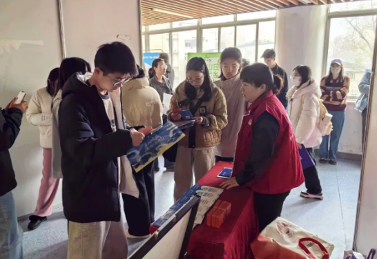 ��һ�ߴ��桿�۲��˻ơ��Ժ����㣬�ഴ�����߽�����